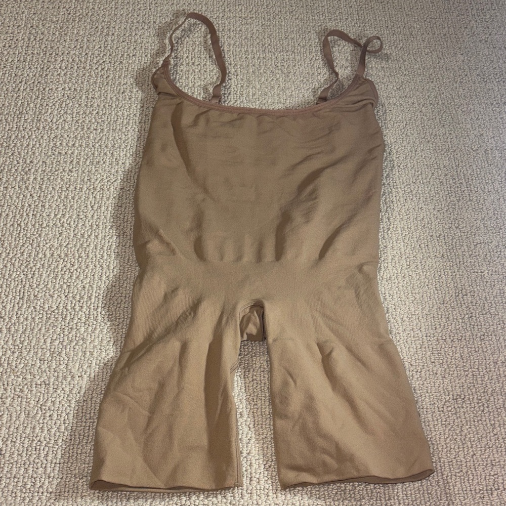 Skims Shapewear Bodysuit Womens Medium Beige Shorts Style